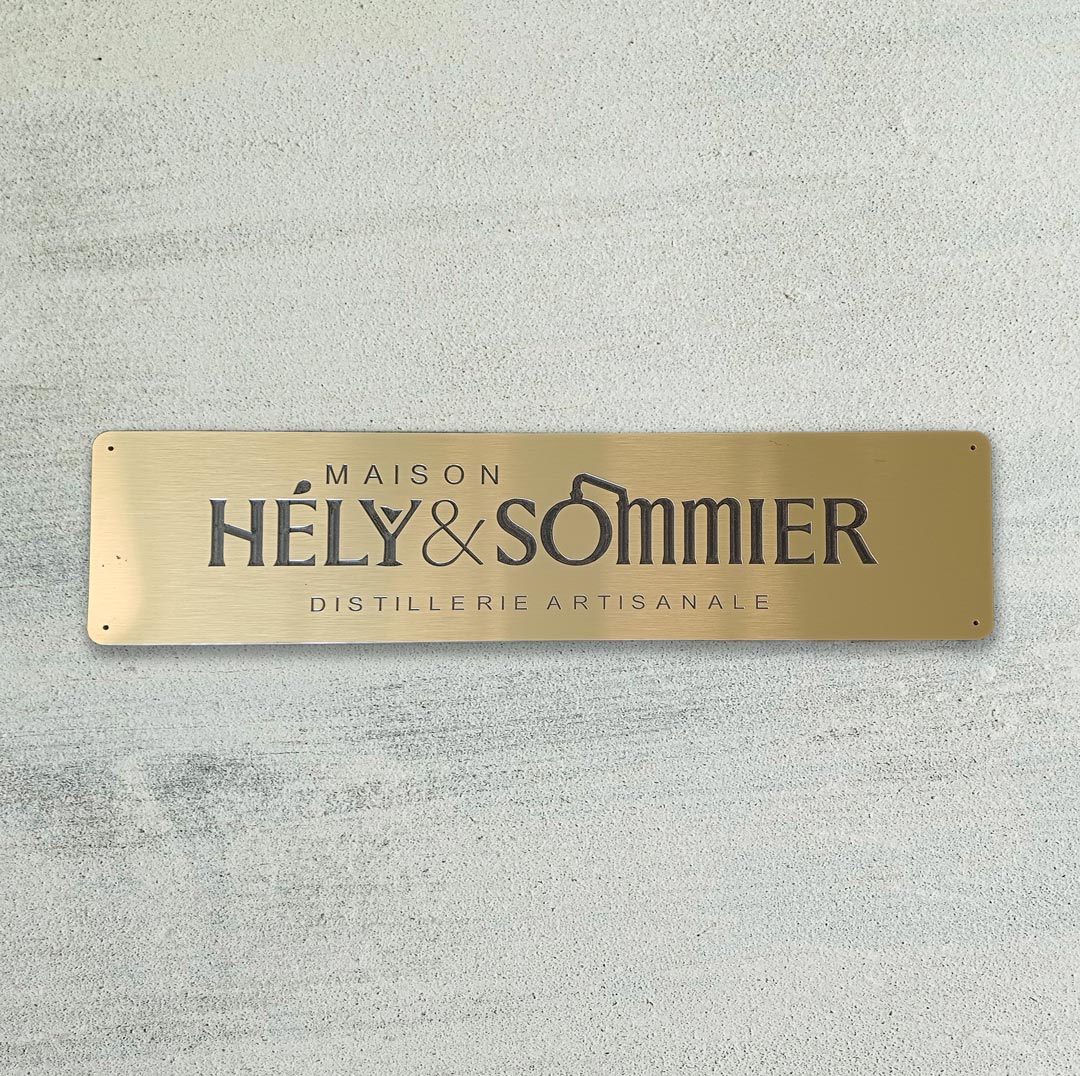 Gravure sur aluminium composite - Maison Hely Sommier