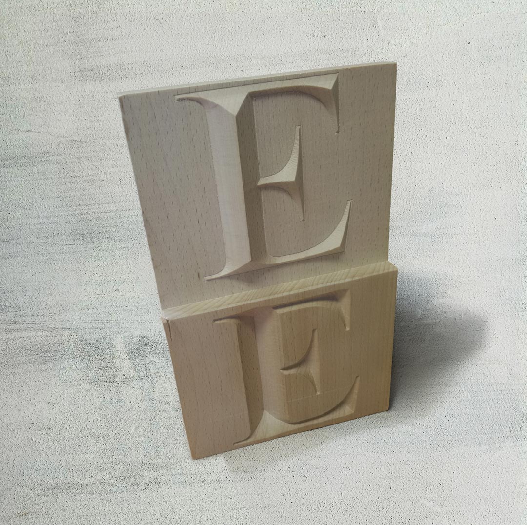 Gravure sur bois massif - Lettre E